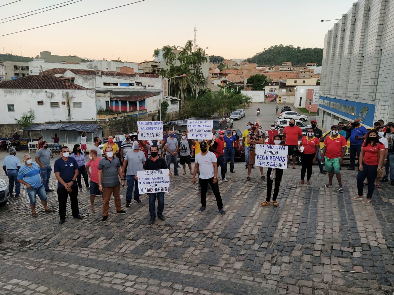 Após proprietários pedirem mudança, prefeito altera horário de funcionamento do ramo alimentício de mercados; veja